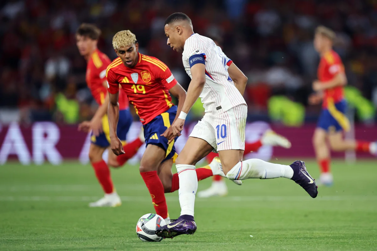 Kylian Mbappé e Lamine Yamal em jogo entre França e Espanha