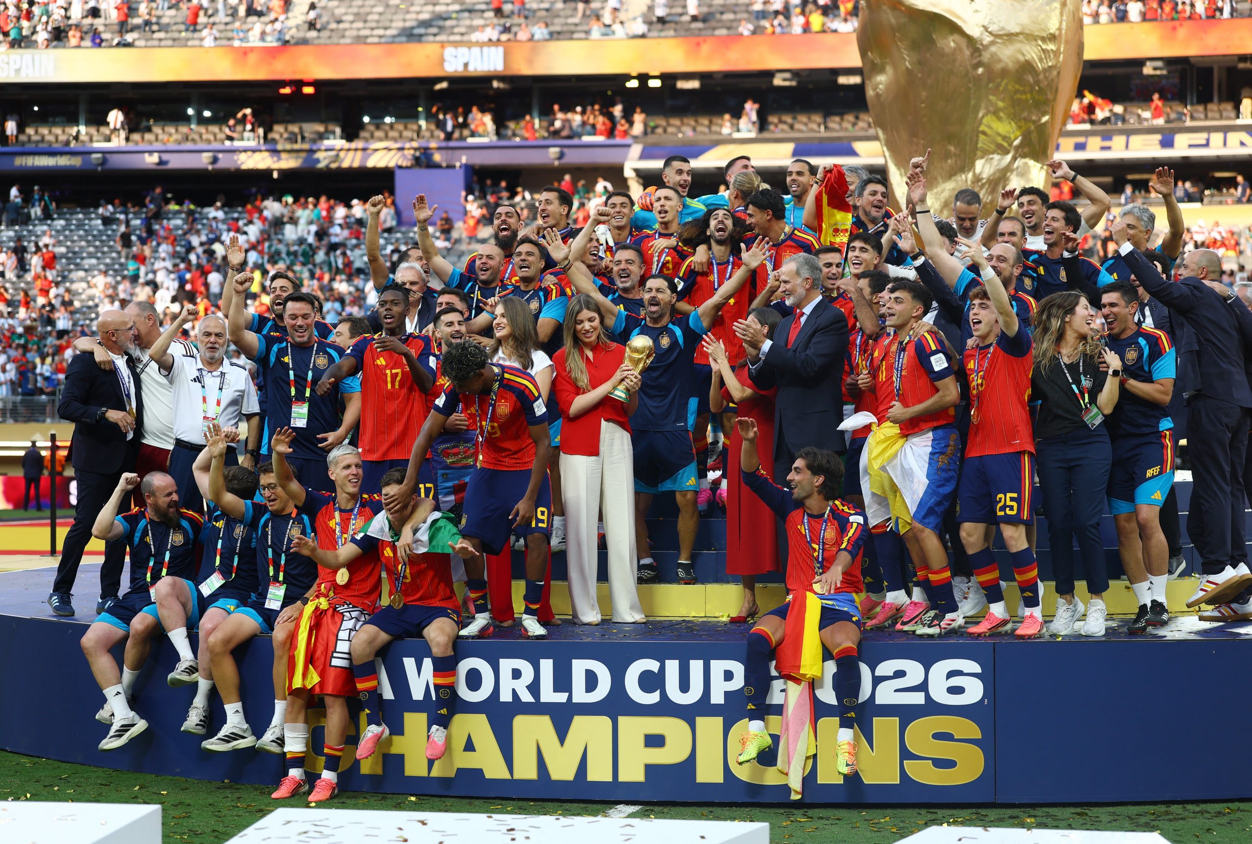 Seleção da Espanha levanta o troféu da Copa do Mundo