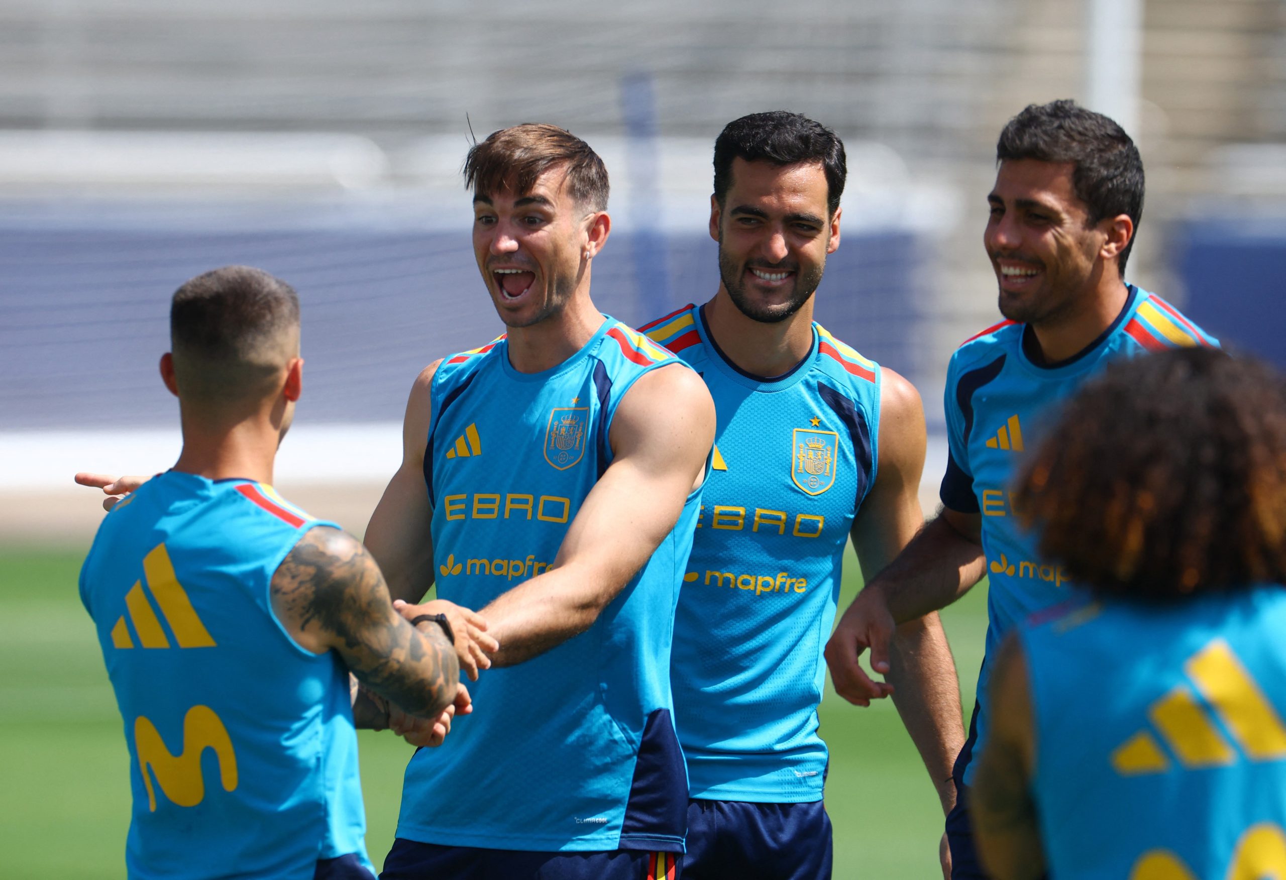 Fabian Ruiz, Mikel Merino e Rodri em treino da Espanha