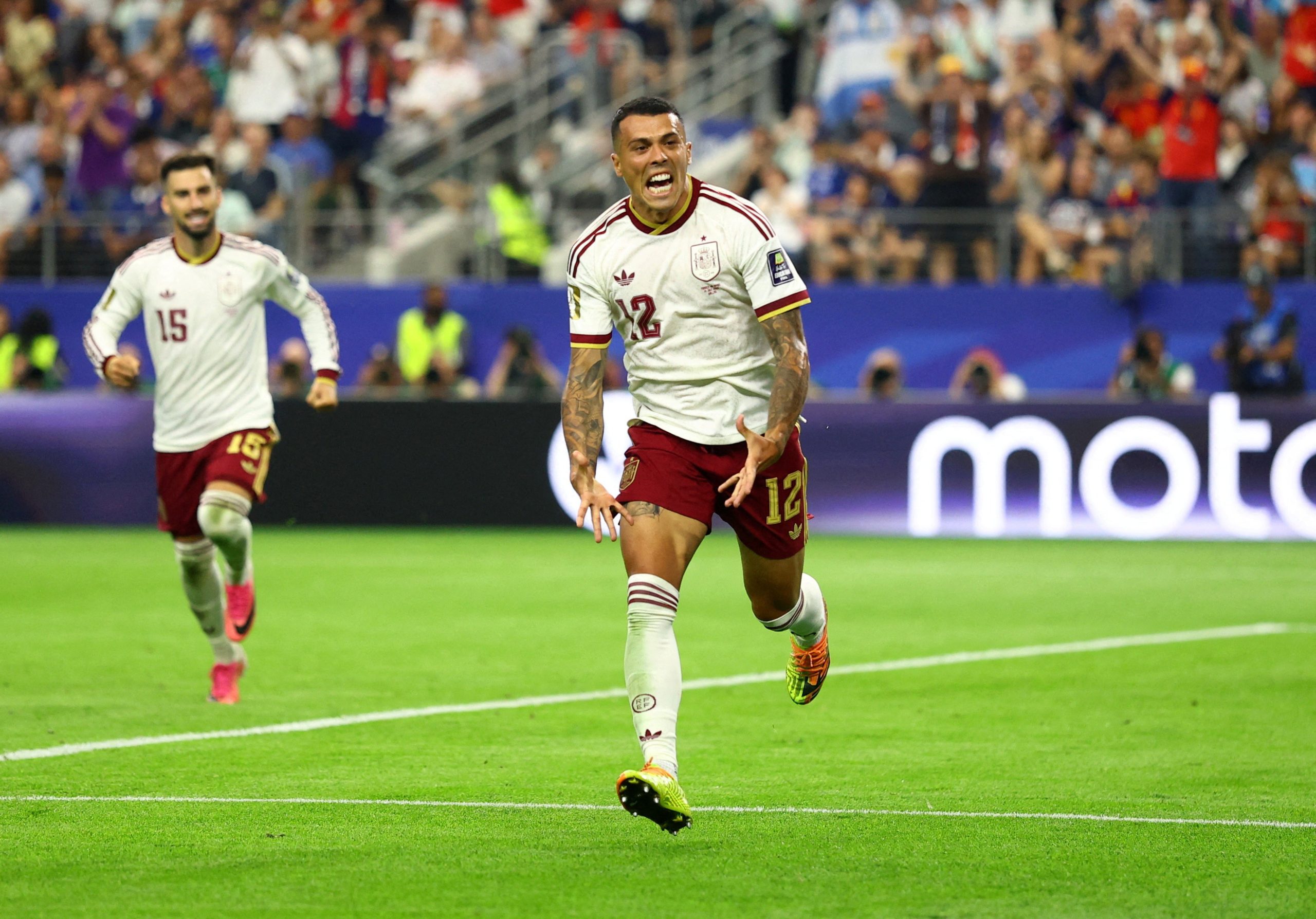 Pedro Porro comemora gol da Espanha contra a França