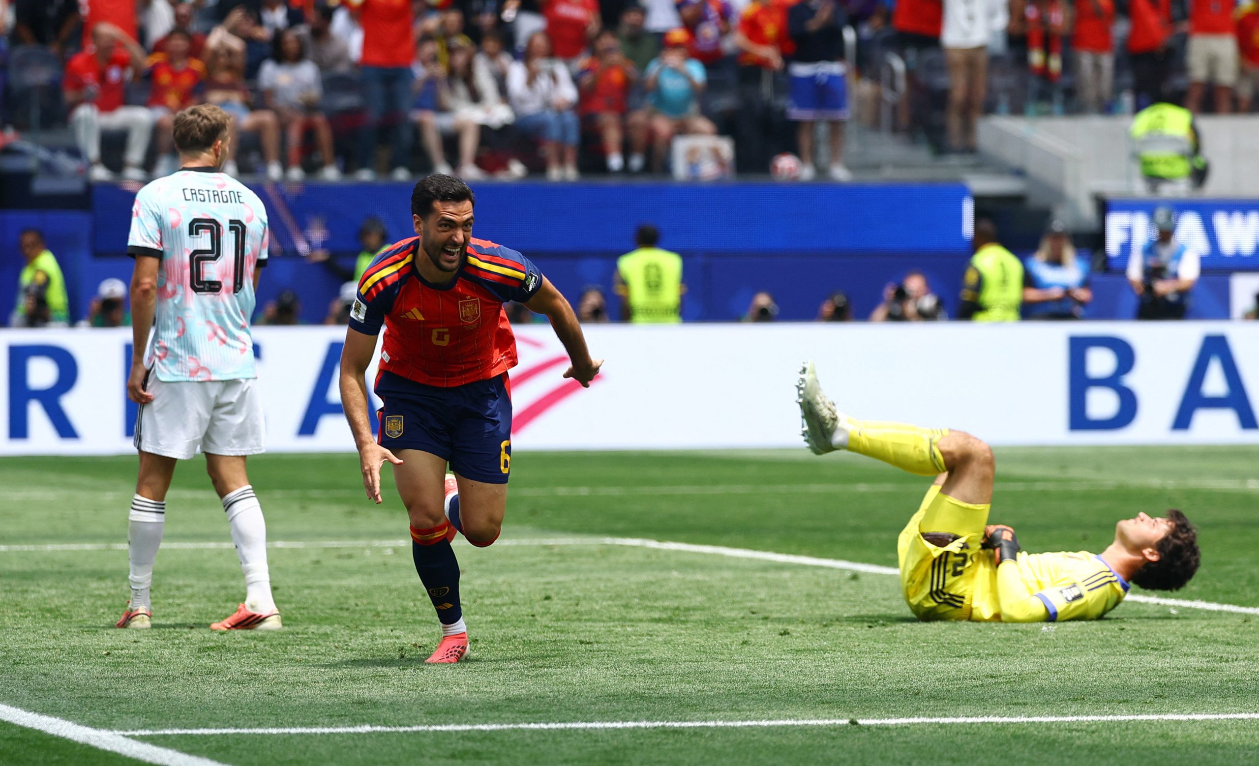 Jogadores de Espanha e Bélgica disputam lance pelas quartas de final da Copa do Mundo