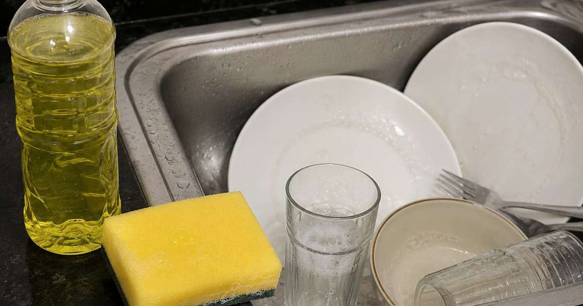 Esponja de lavar louça sobre superfície de cozinha