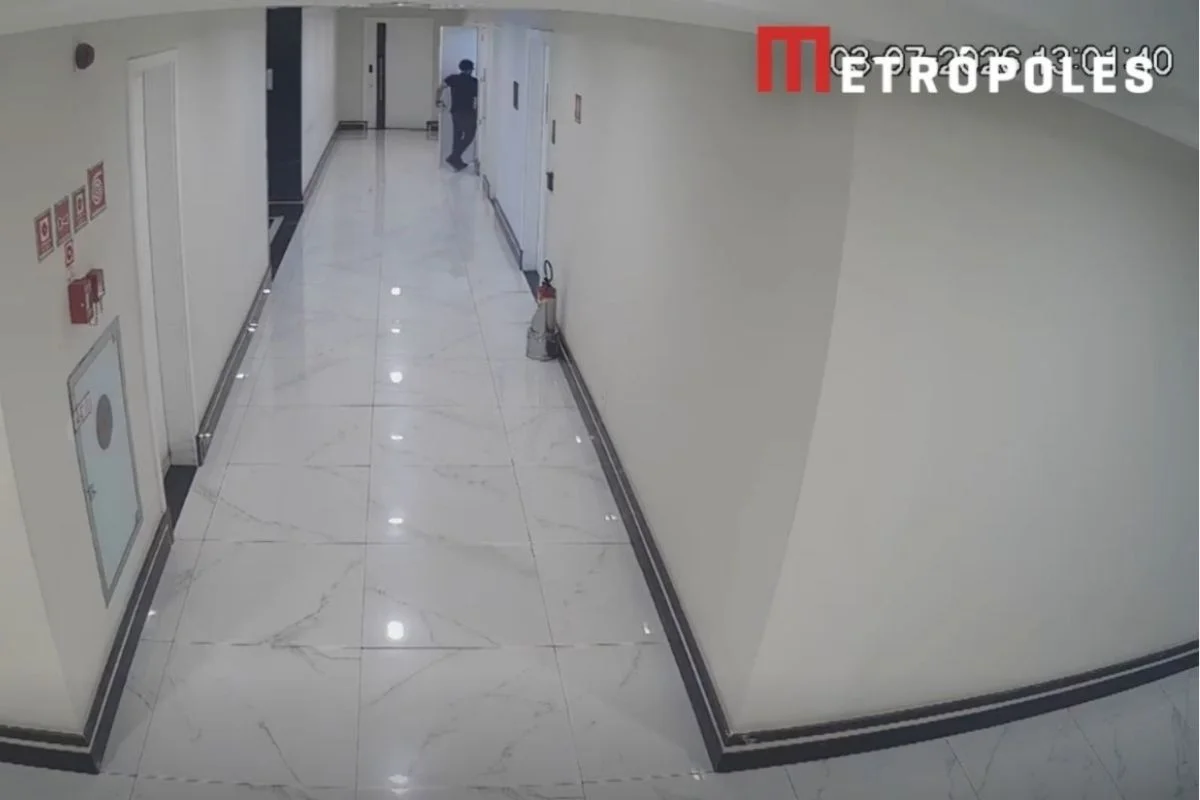Corredor de prédio comercial com acesso a banheiro