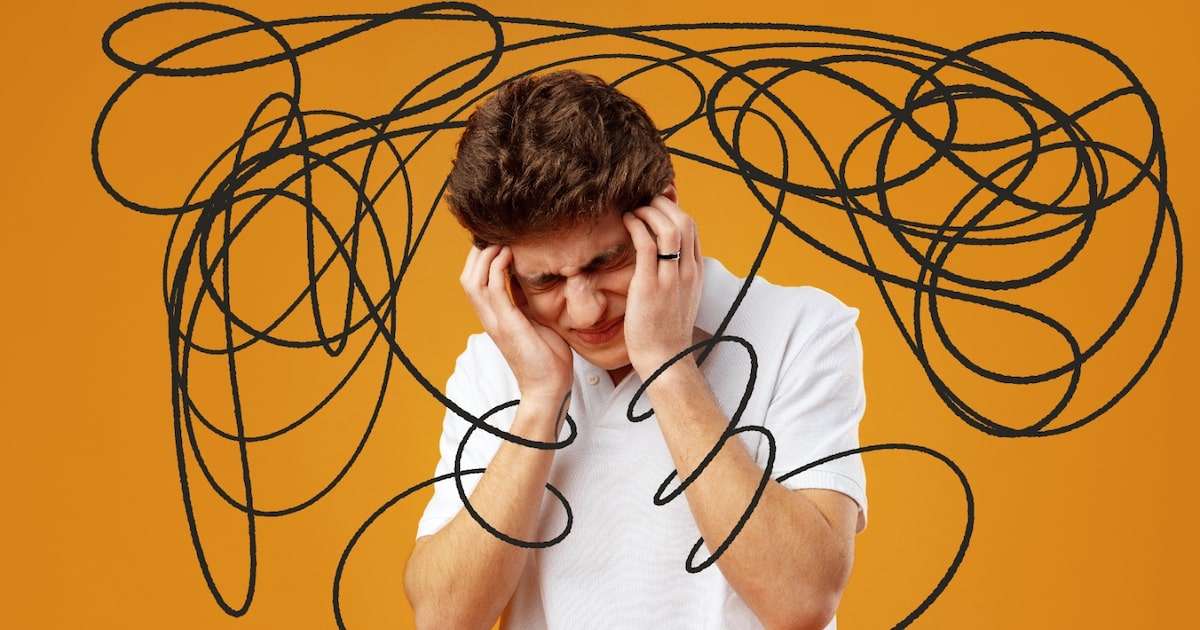 Pessoa estressada com as mãos na cabeça