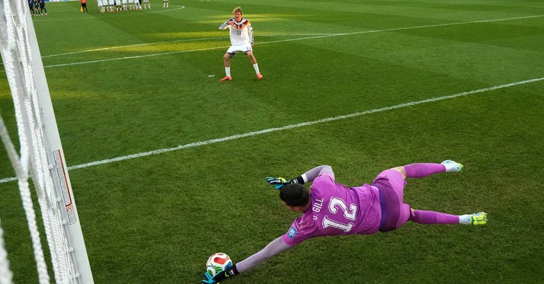 Jogador de futebol durante cobrança de pênalti