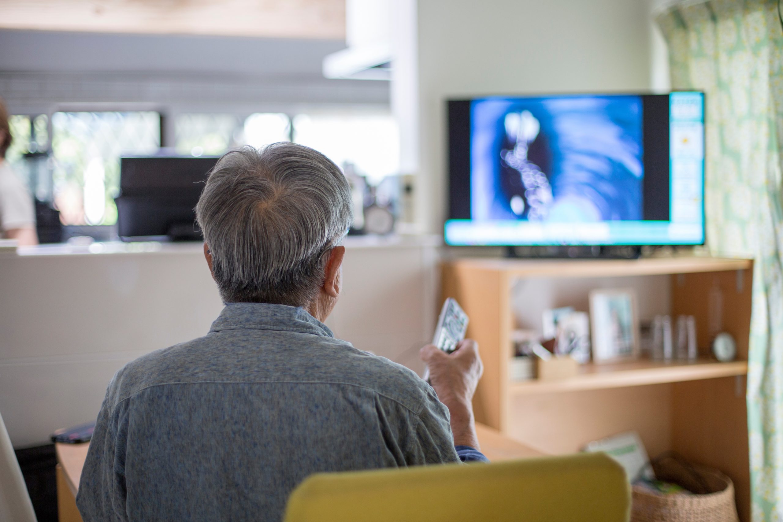 Controle remoto e televisão em ambiente doméstico
