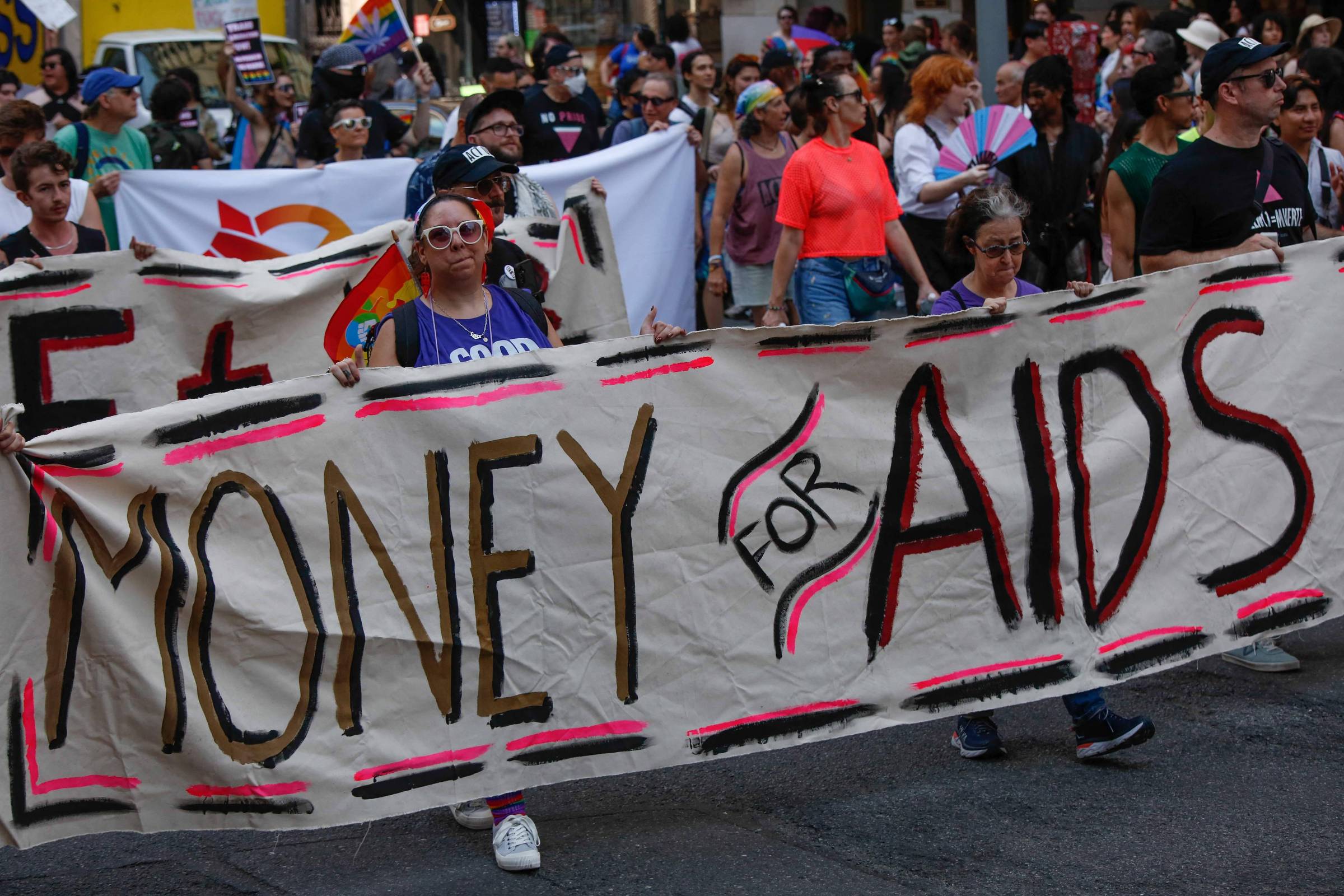Manifestantes protestam contra cortes de recursos para combate à Aids