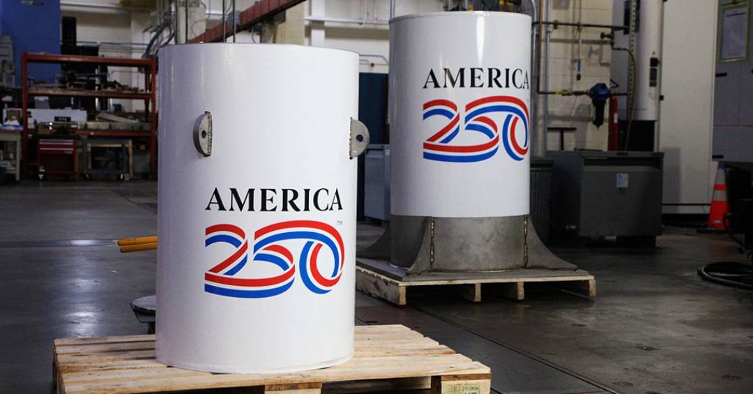Sarah Reeves coloca itens na cápsula do tempo America250