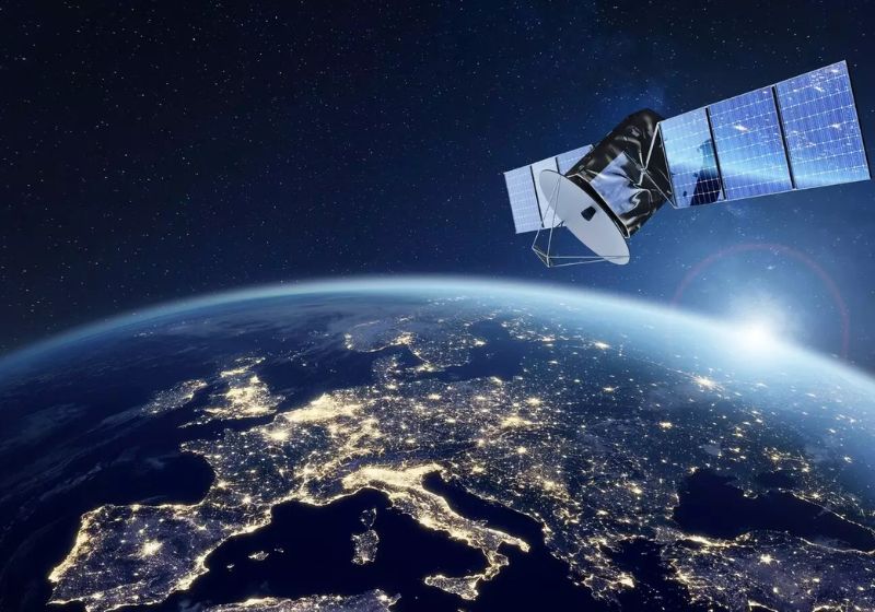 Satélite em órbita sobre a Terra
