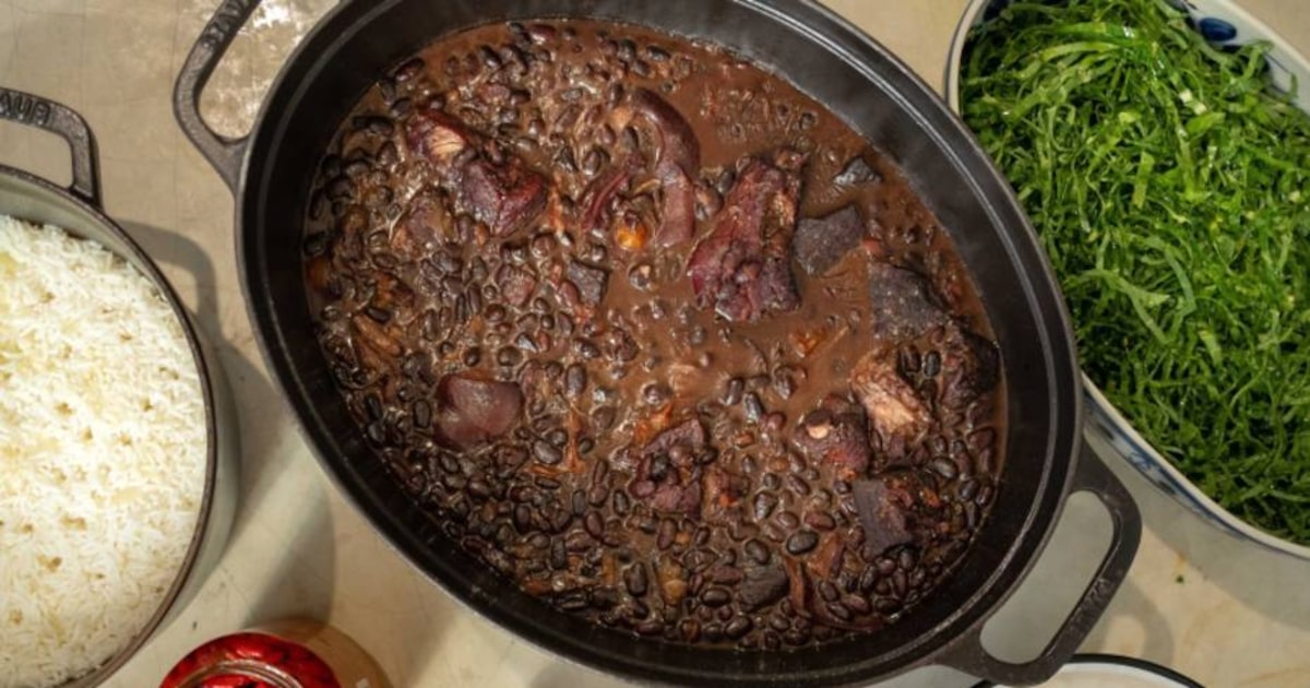 Feijoada com couve e banana servida em prato