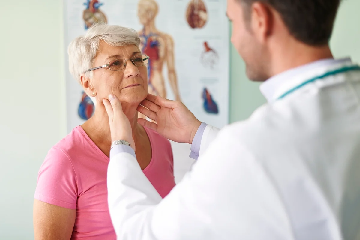 Exame médico de garganta durante consulta