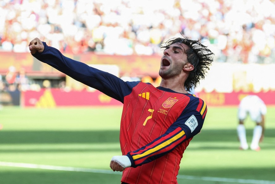 Ferran Torres comemorando gol da Espanha contra a Argentina