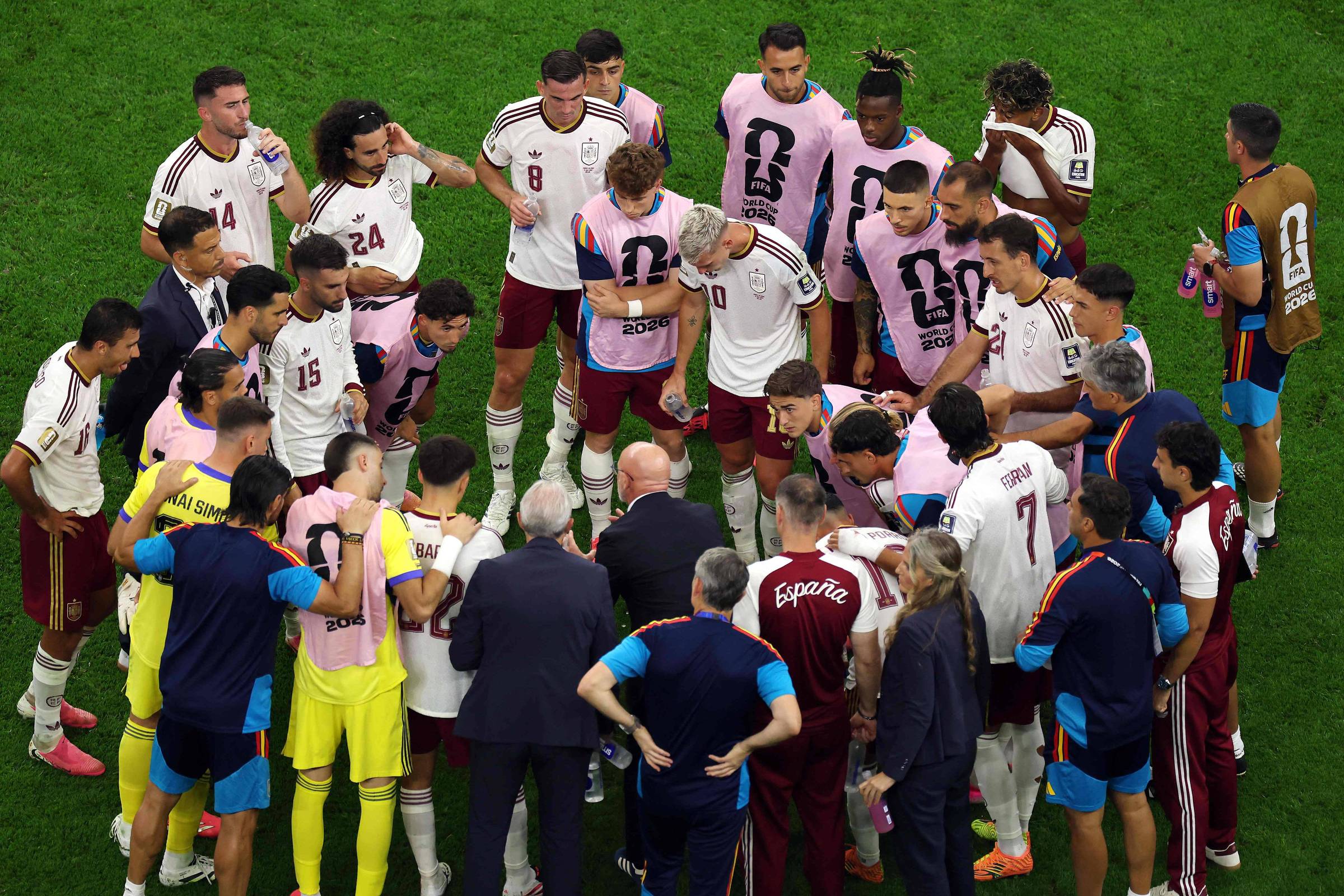 Jogadores da Espanha durante pausa para hidratação em semifinal da Copa do Mundo de 2026
