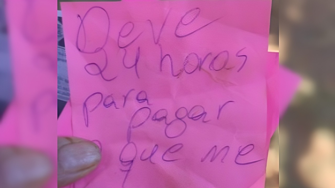 Bilhete escrito à mão com cobrança de suposta dívida