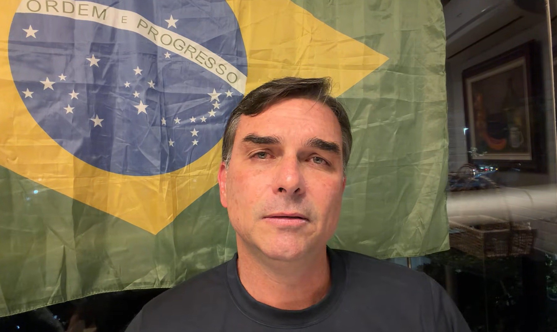 Flávio Bolsonaro em transmissão ao vivo nas redes sociais