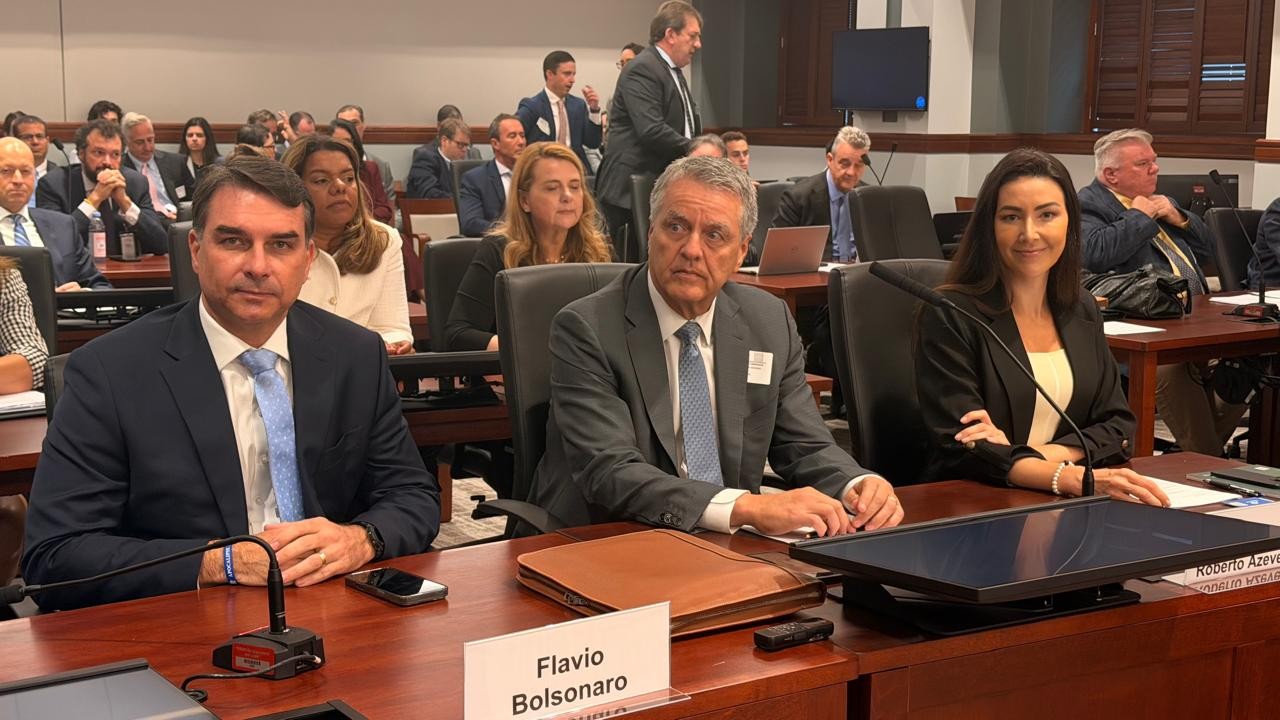 Senador Flávio Bolsonaro em audiência pública nos Estados Unidos sobre tarifas contra produtos brasileiros