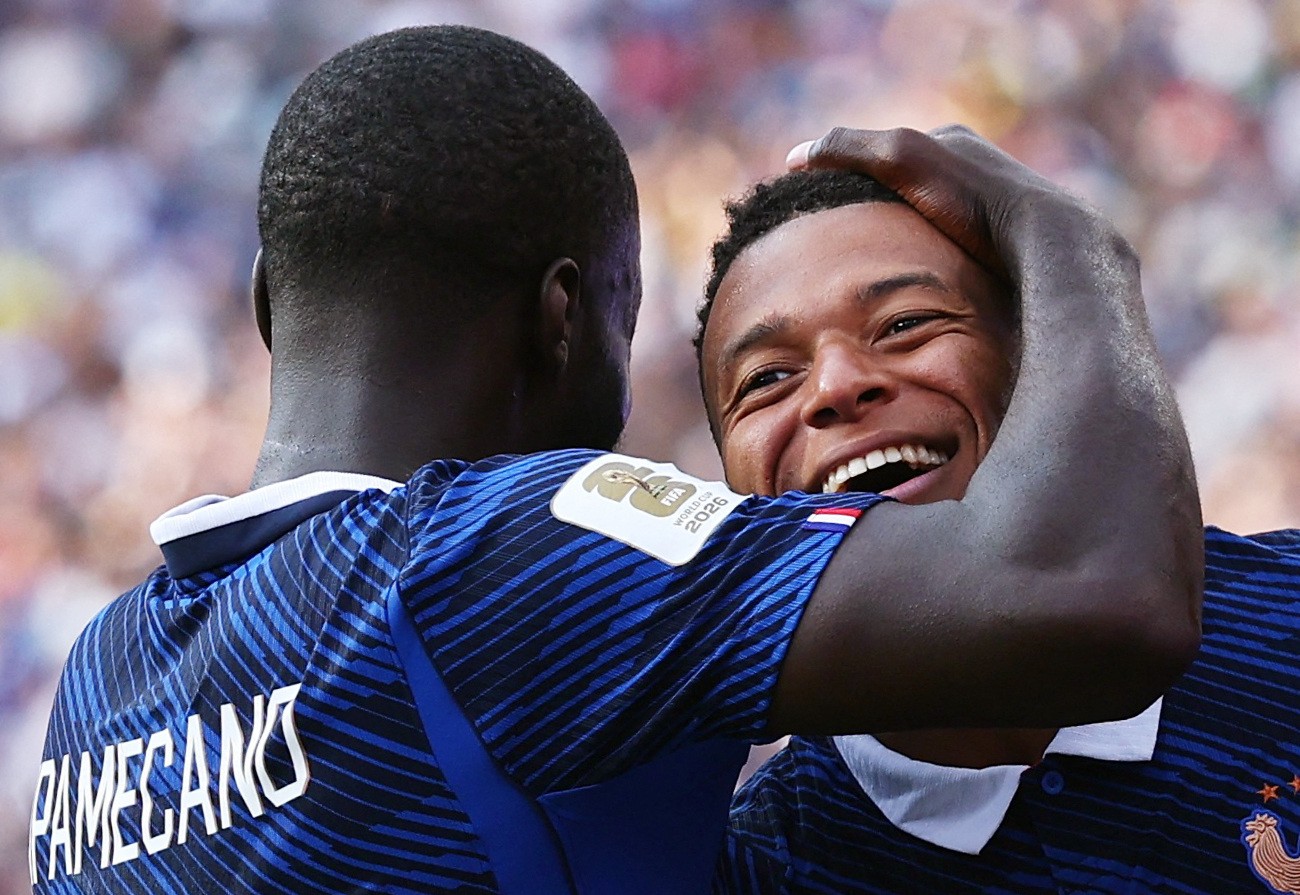 Kylian Mbappé comemora gol da França contra a Suécia