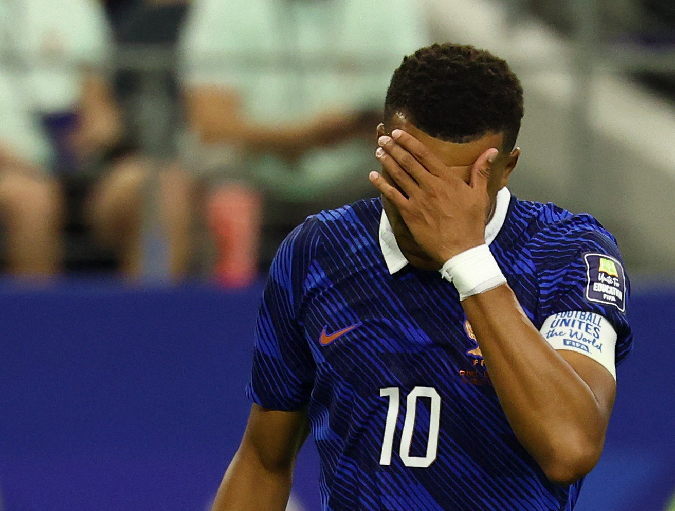 Kylian Mbappé lamenta chance perdida contra a Espanha