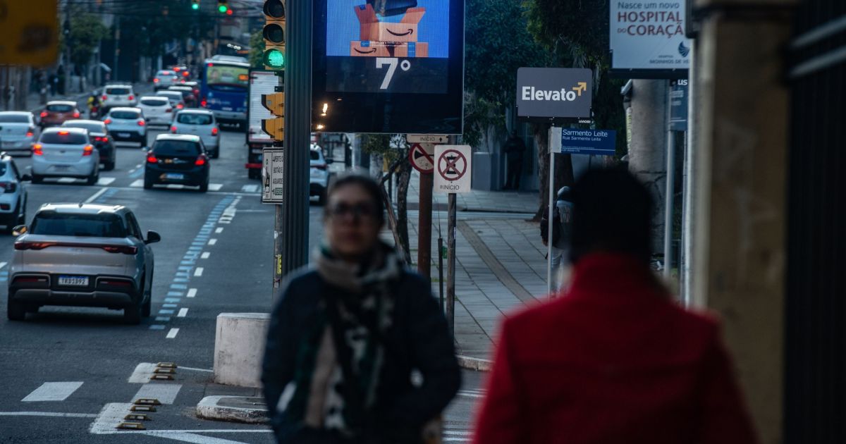 Céu nublado com chuva sobre área urbana