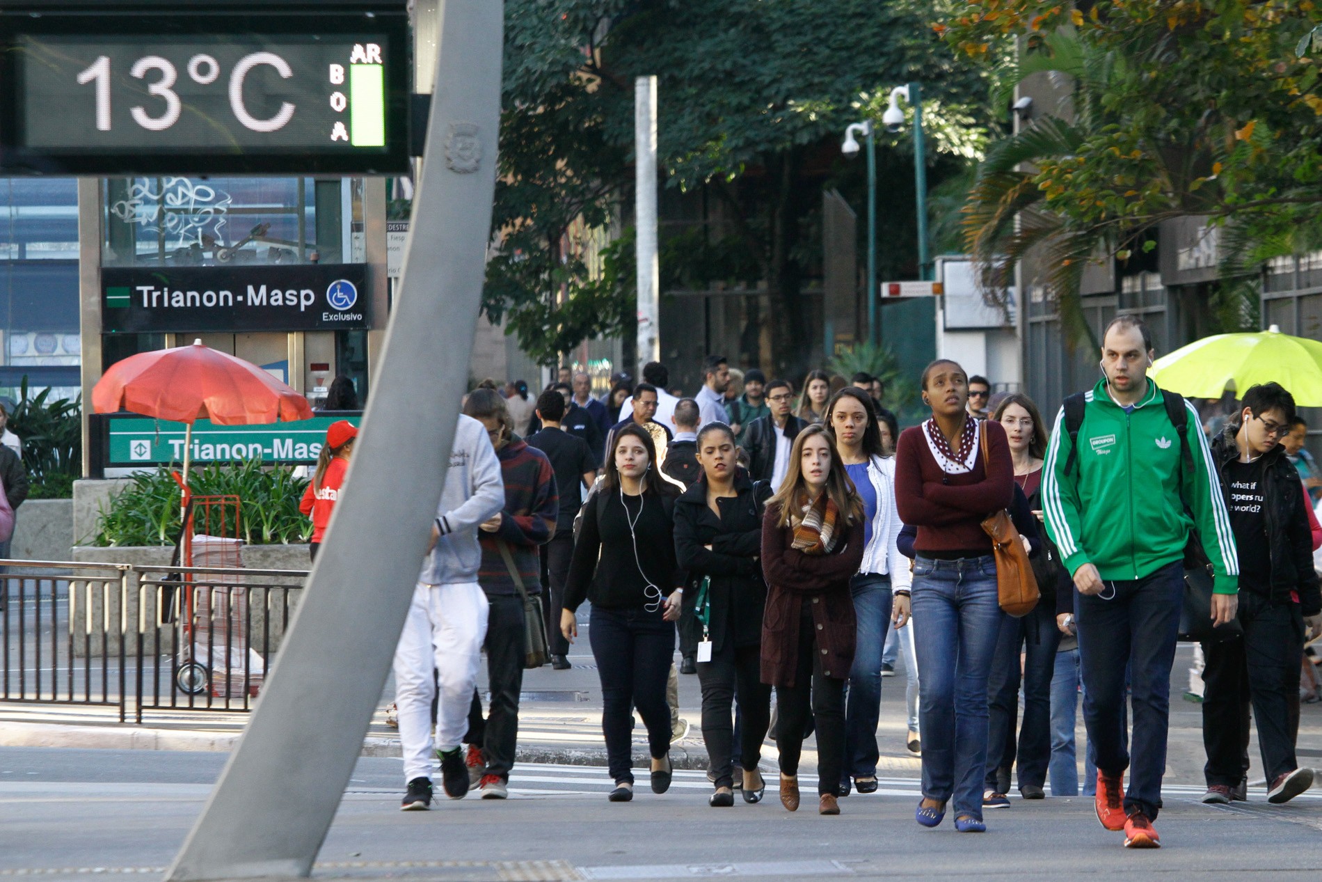 Pessoas agasalhadas caminham na Avenida Paulista durante frio em São Paulo