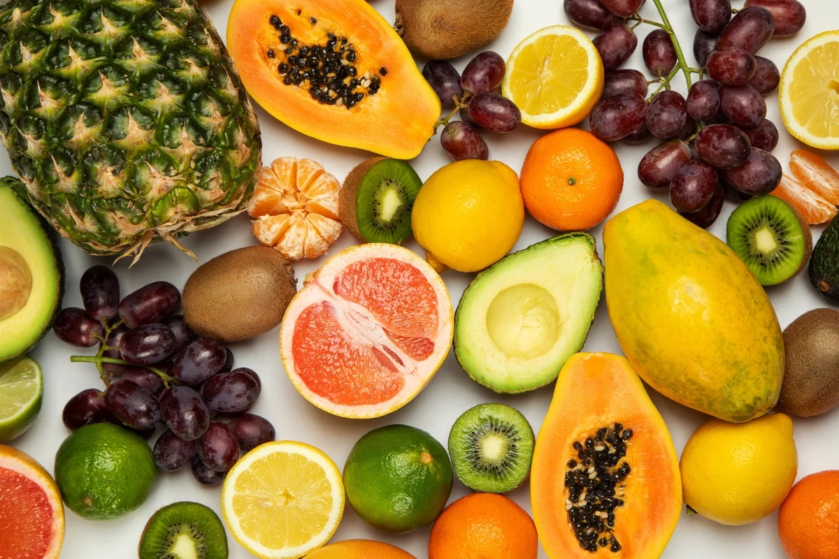 Frutas variadas servidas no café da manhã