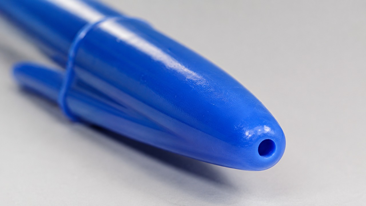Tampa de caneta Bic com pequeno furo na extremidade