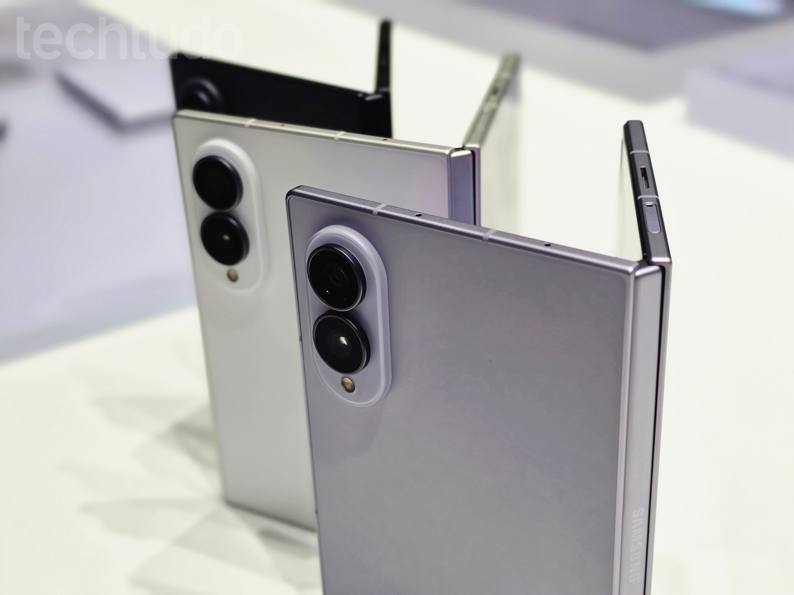 Galaxy Z Fold 8 aberto sobre uma mesa