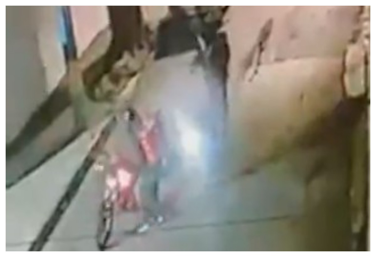 Motociclista em rua durante tentativa de assalto a guarda municipal