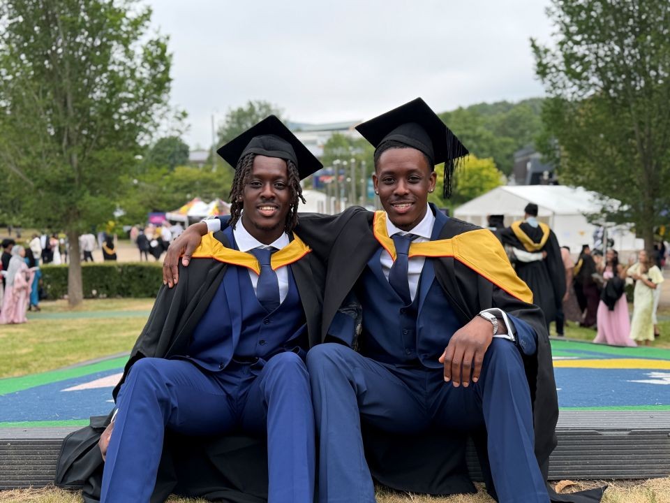 Adrian e Ainsley Dondo em cerimônia de formatura