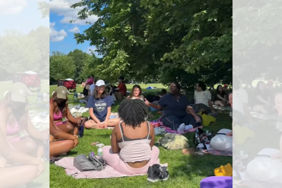 Participantes do Club Rest Stop deitados sobre mantas em um parque