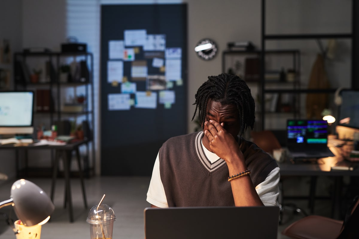 Jovens trabalhando em escritório