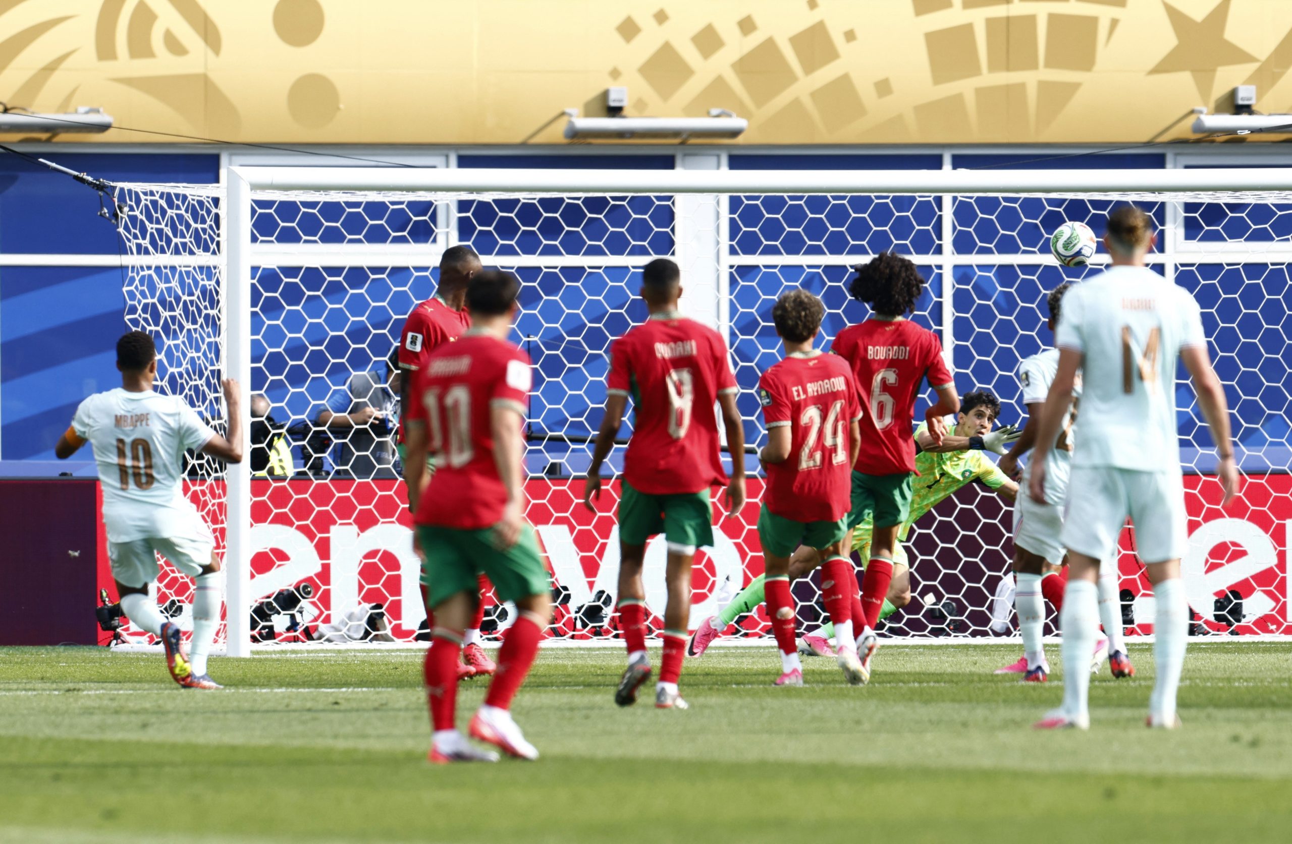 Kylian Mbappé finaliza de perna direita durante França x Marrocos