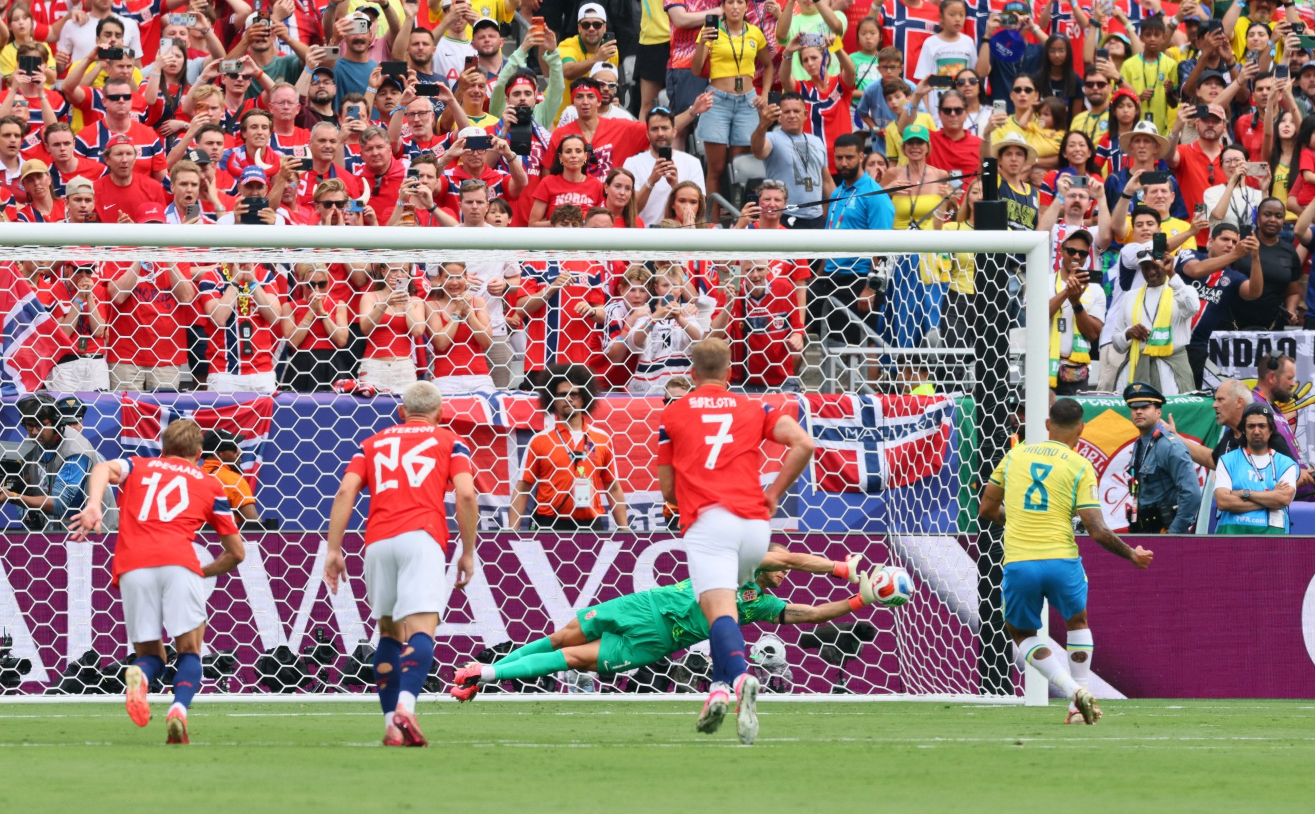 Orjan Nyland defende pênalti de Bruno Guimarães em Brasil x Noruega