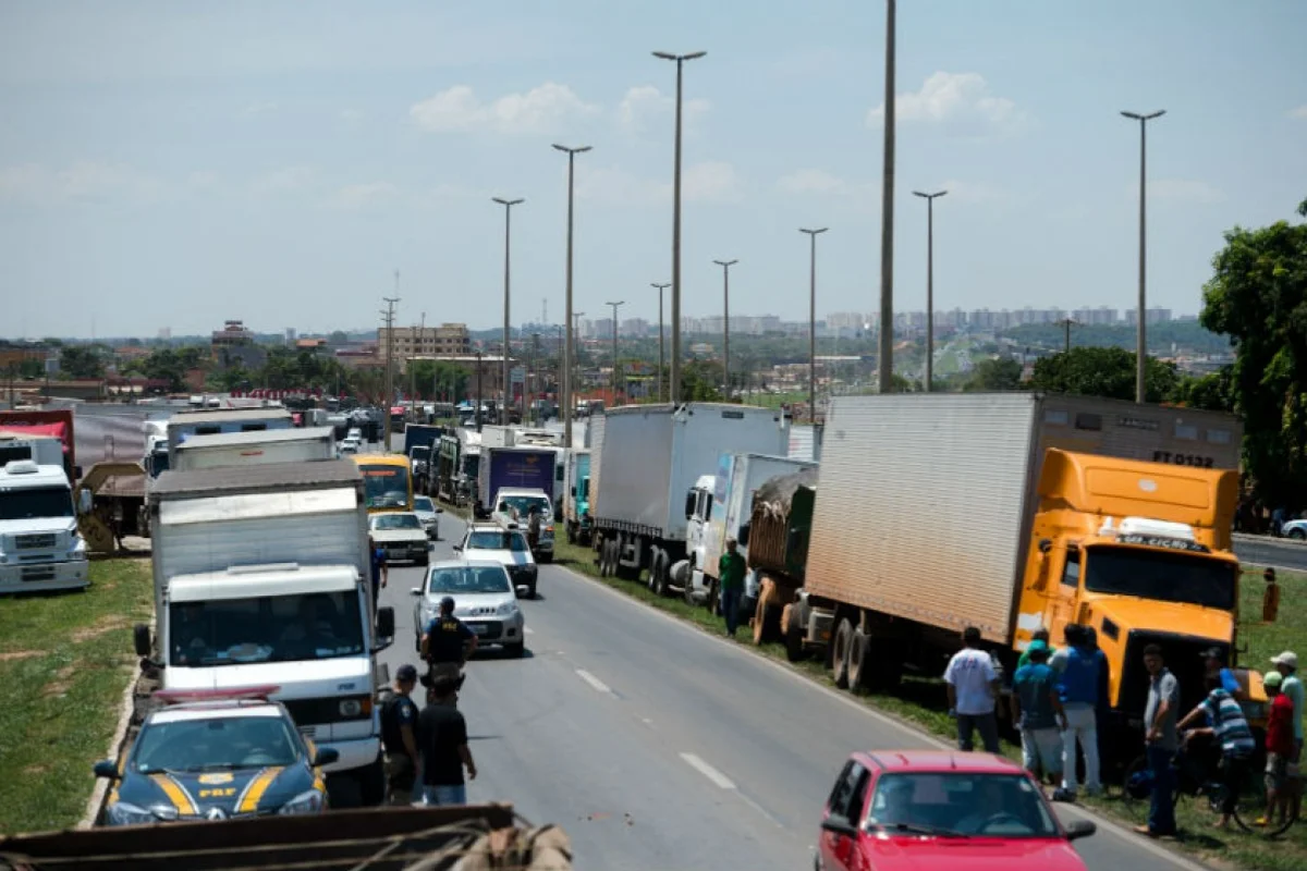 Caminhões em rodovia