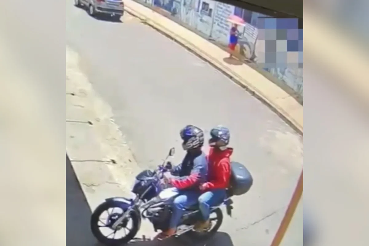 Motocicleta estacionada em área urbana