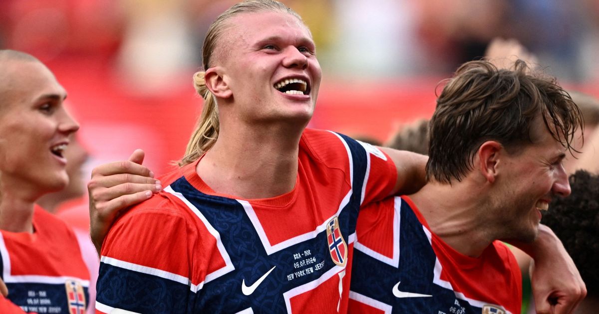 Erling Haaland com a camisa da seleção da Noruega