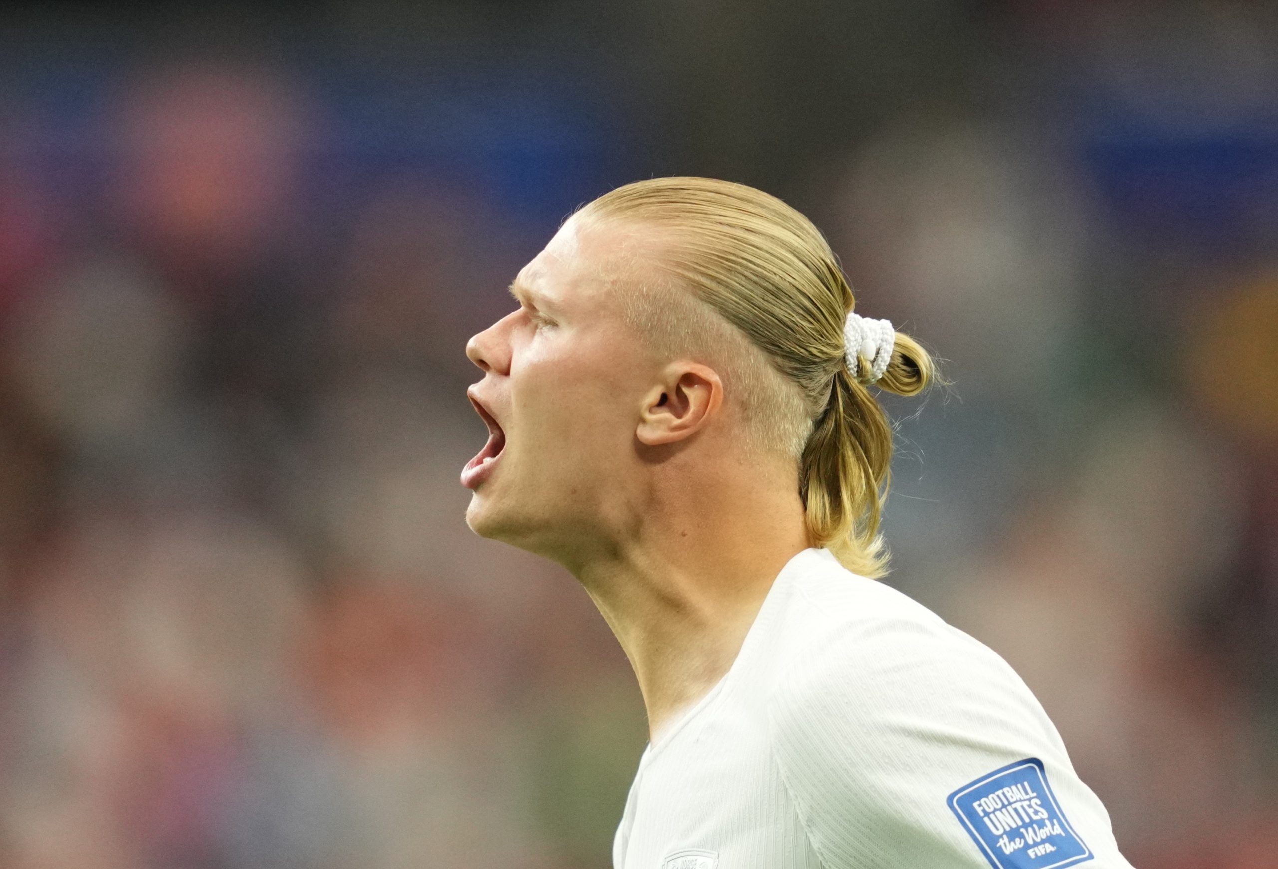 Erling Haaland com rabo de cavalo durante partida