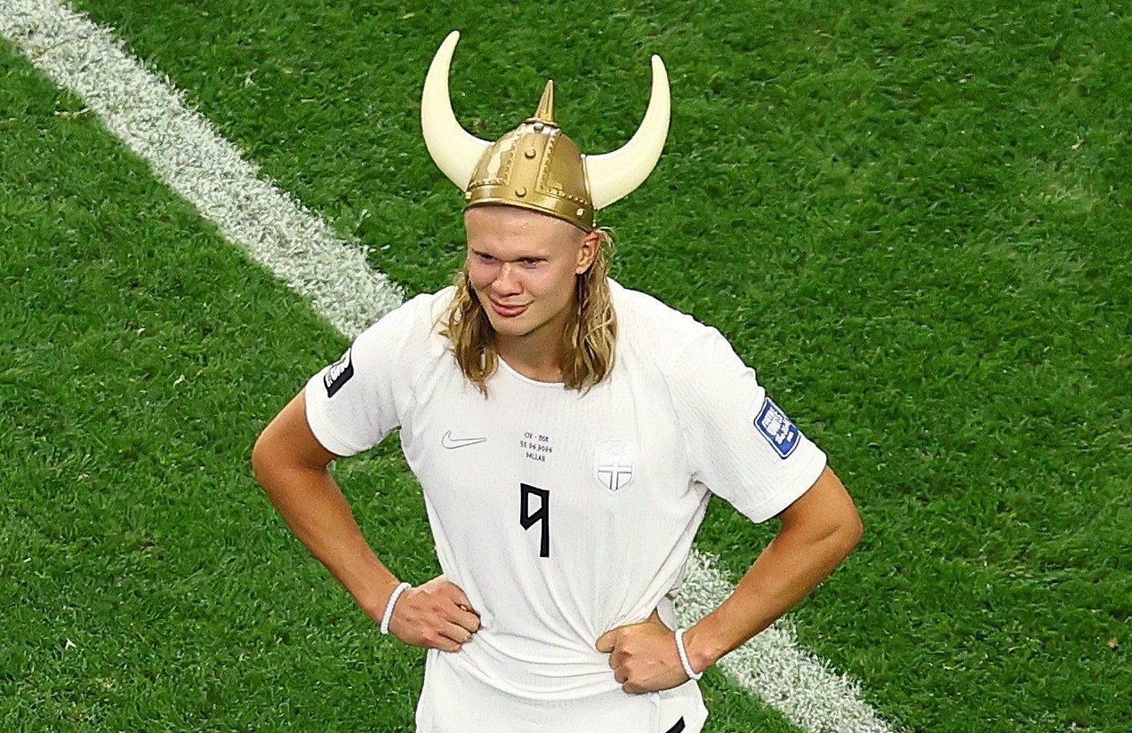 Erling Haaland com chapéu viking em comemoração da Noruega