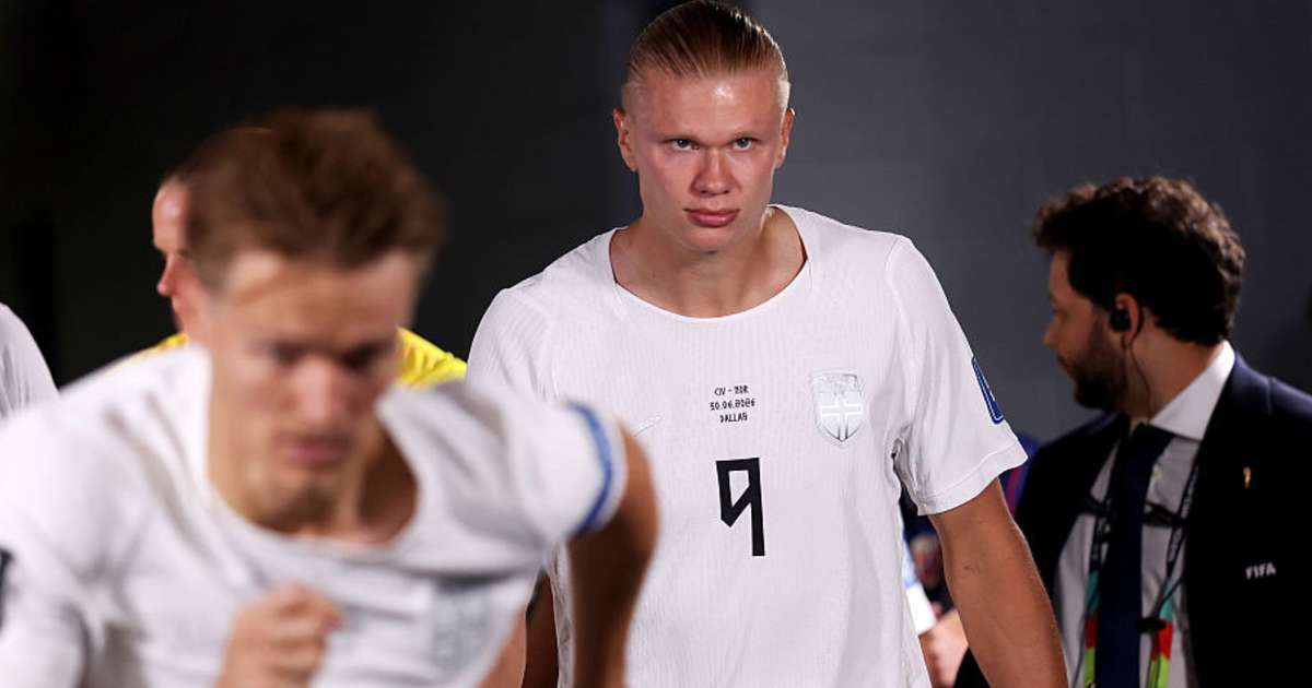Erling Haaland com a camisa da seleção da Noruega durante partida