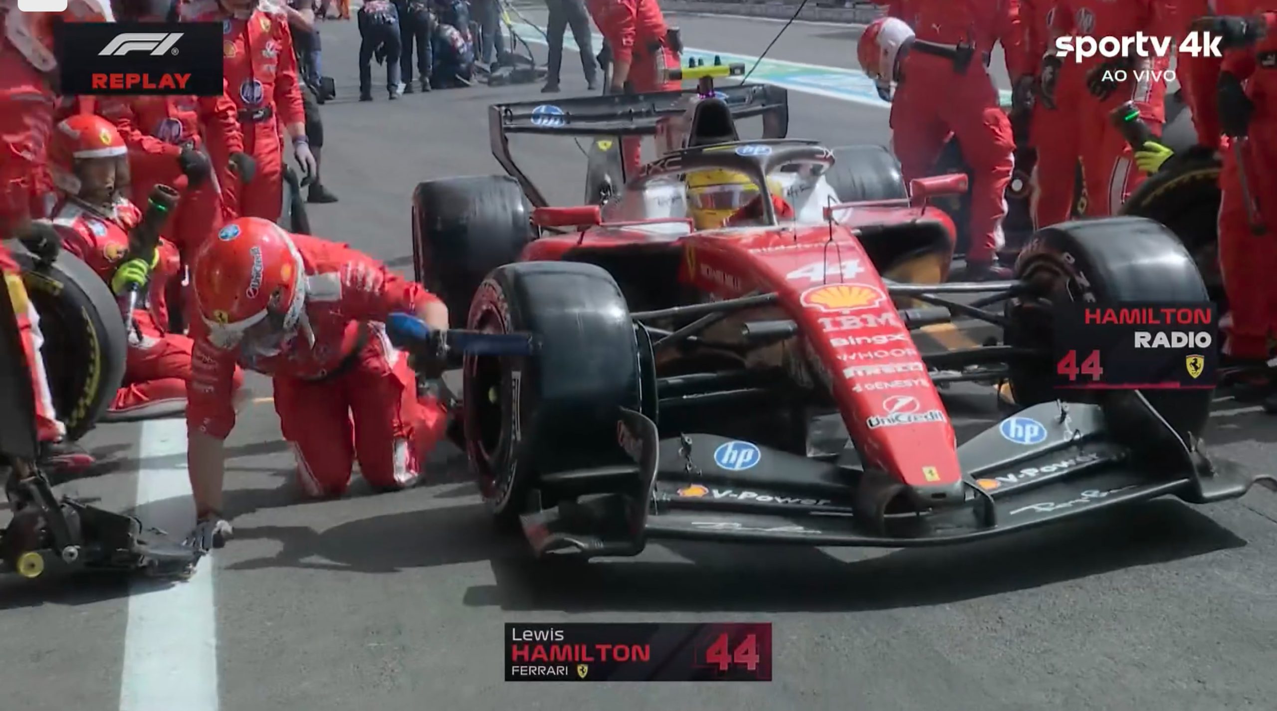 Lewis Hamilton em pit stop da Ferrari no GP da Bélgica
