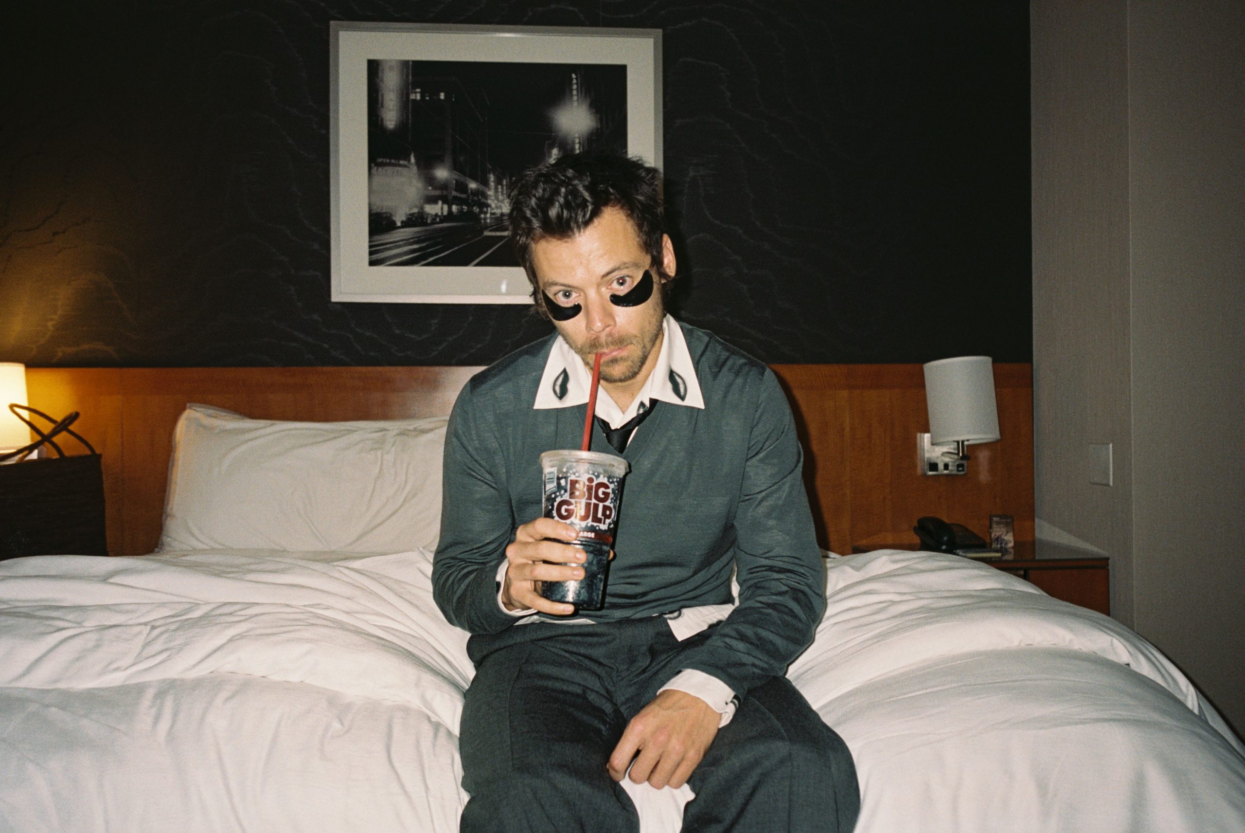 Harry Styles no clipe de Aperture