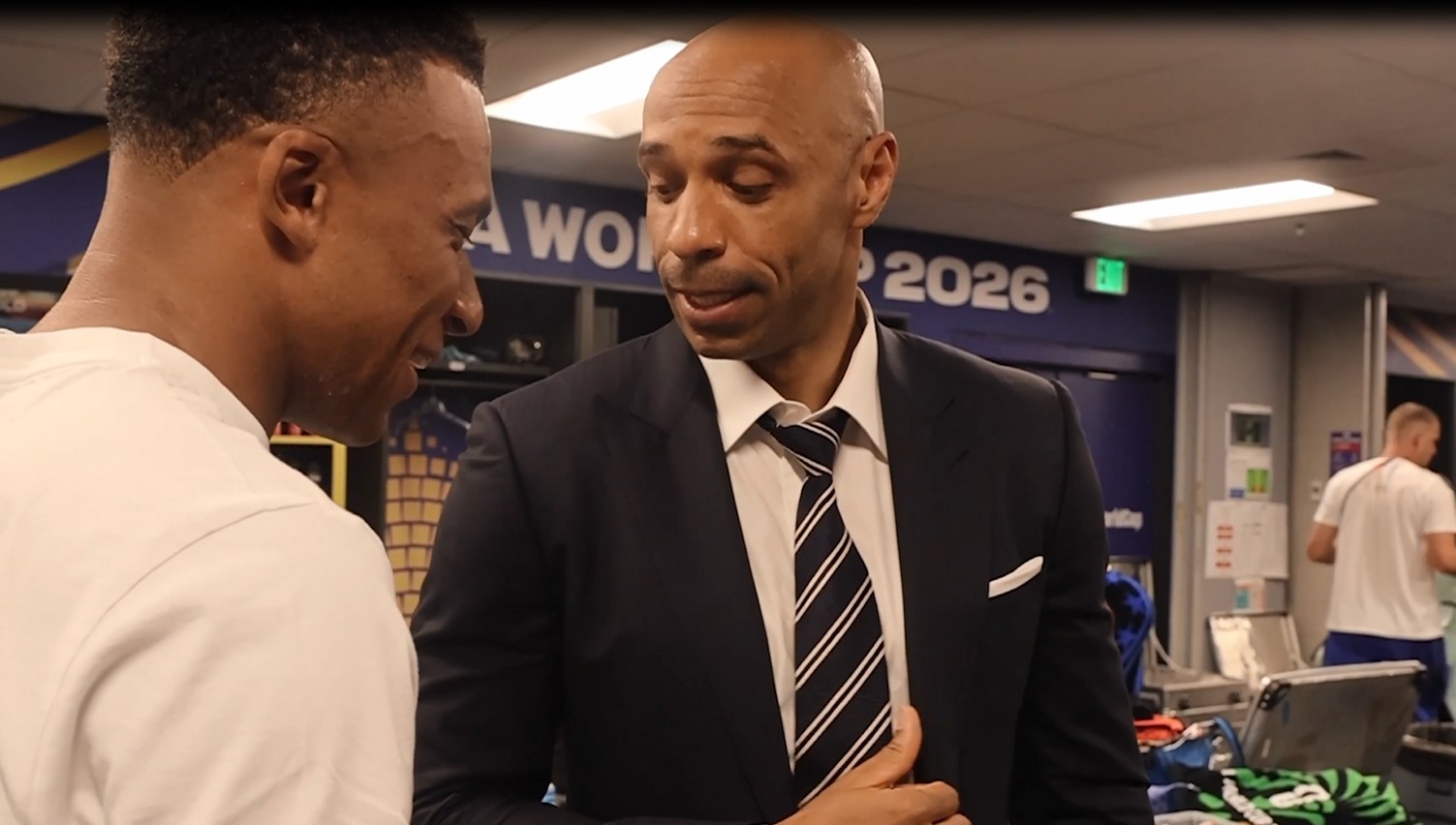 Thierry Henry conversa com Mbappé