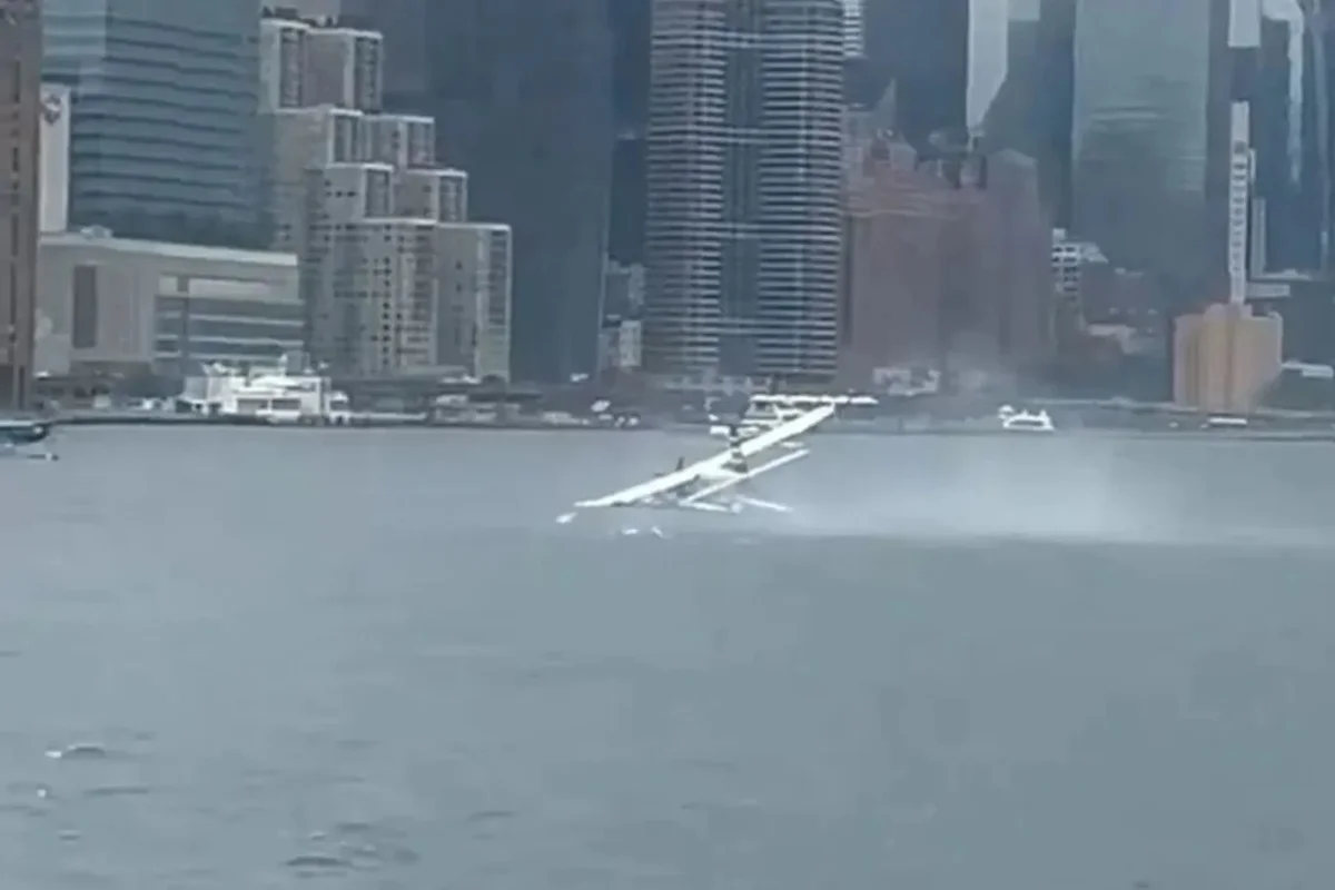 Hidroavião no East River durante resgate em Nova York
