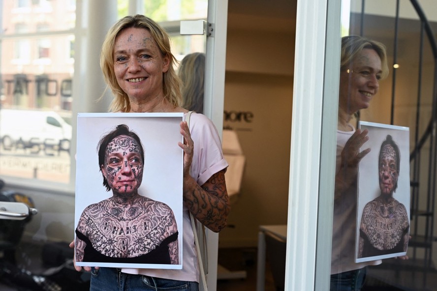 Joke segura retrato tirado antes de iniciar a remoção de tatuagens