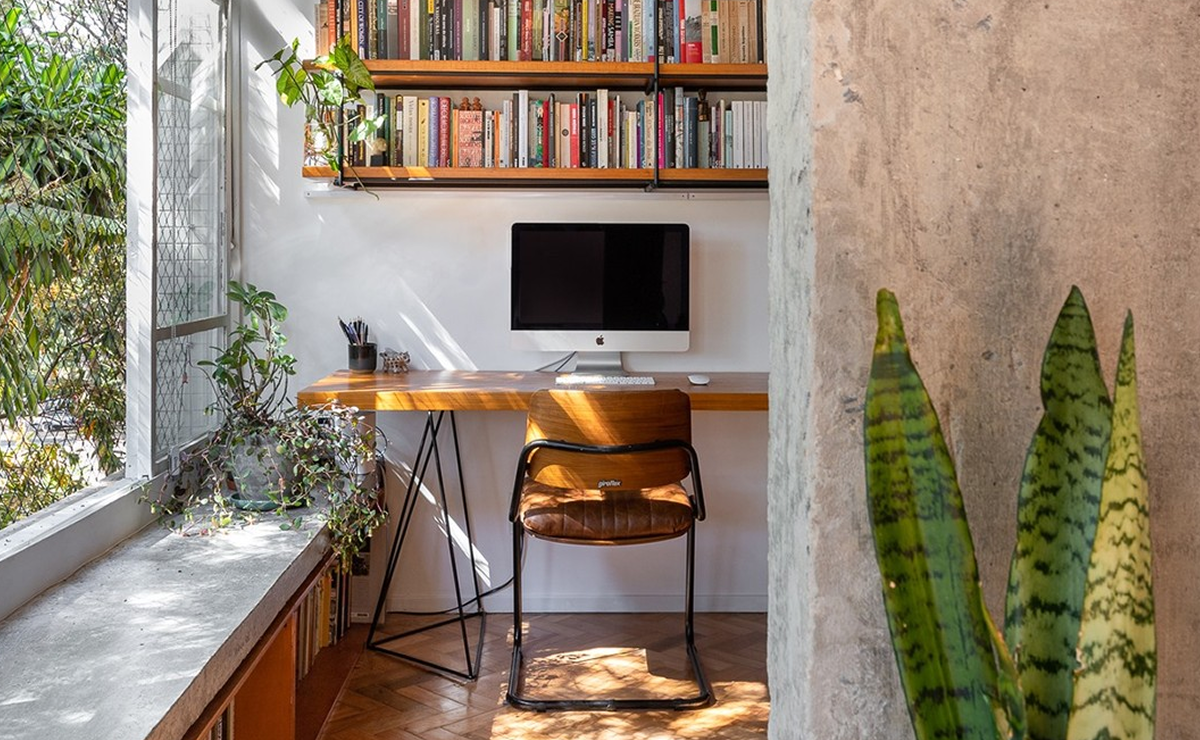 Home office com mesa, cadeira e notebook