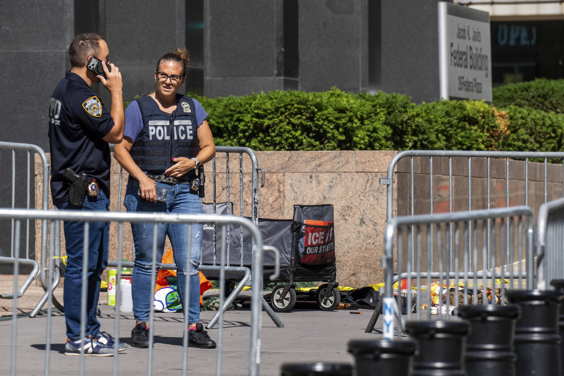 Policiais ao lado do prédio federal do ICE em Nova York