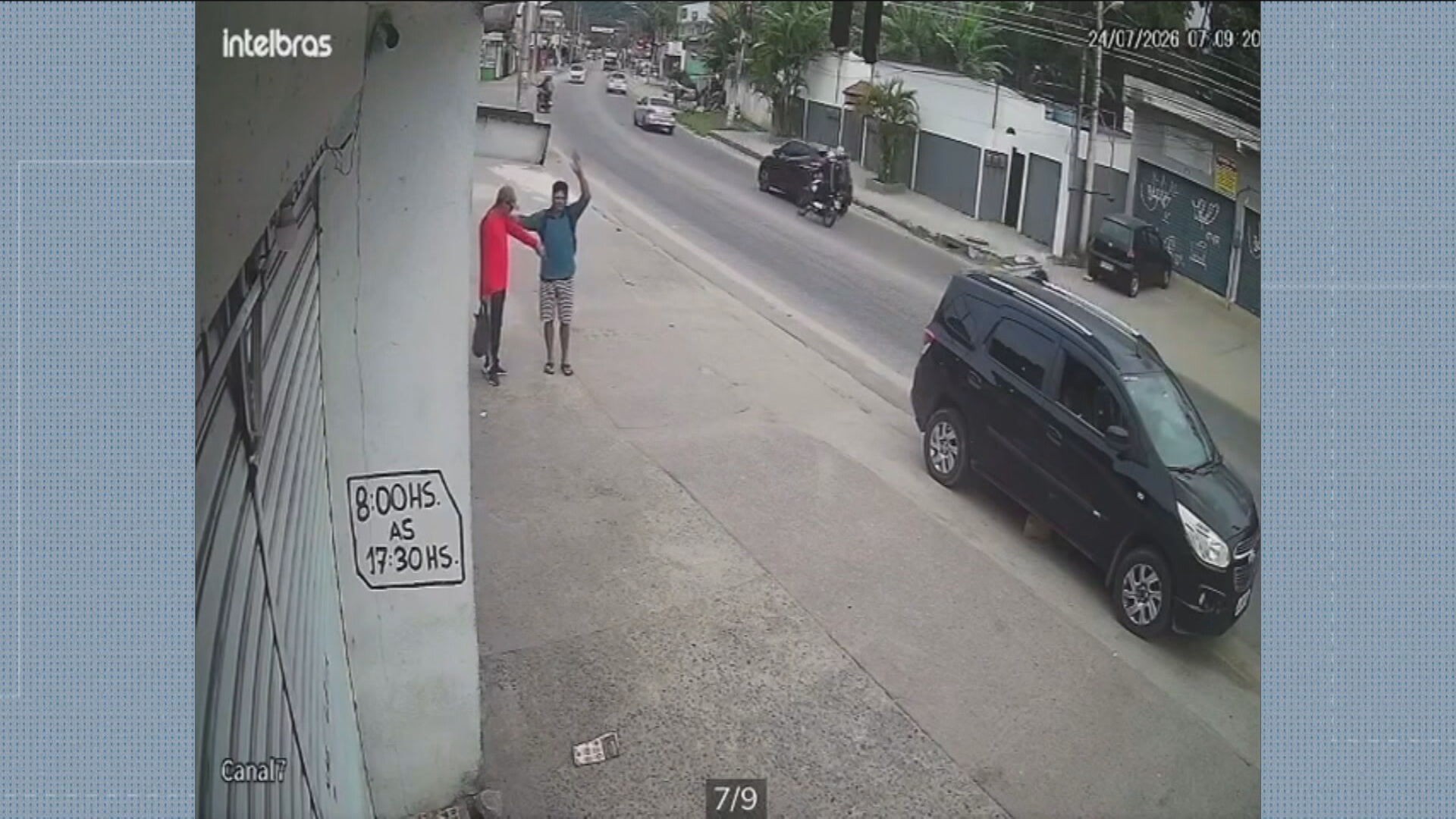 Carro desgovernado passa rente a pedestre em calçada de Guaratiba