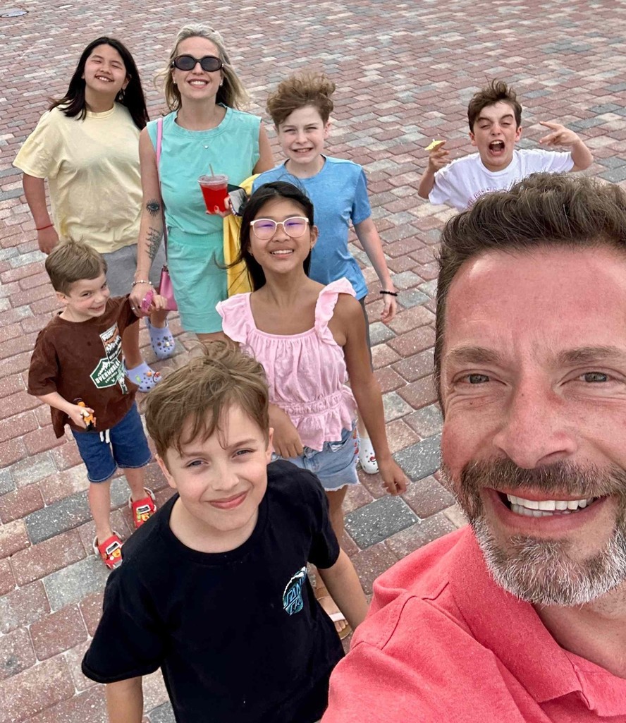 Amanda e Kristopher Karolkiewicz com os seis filhos