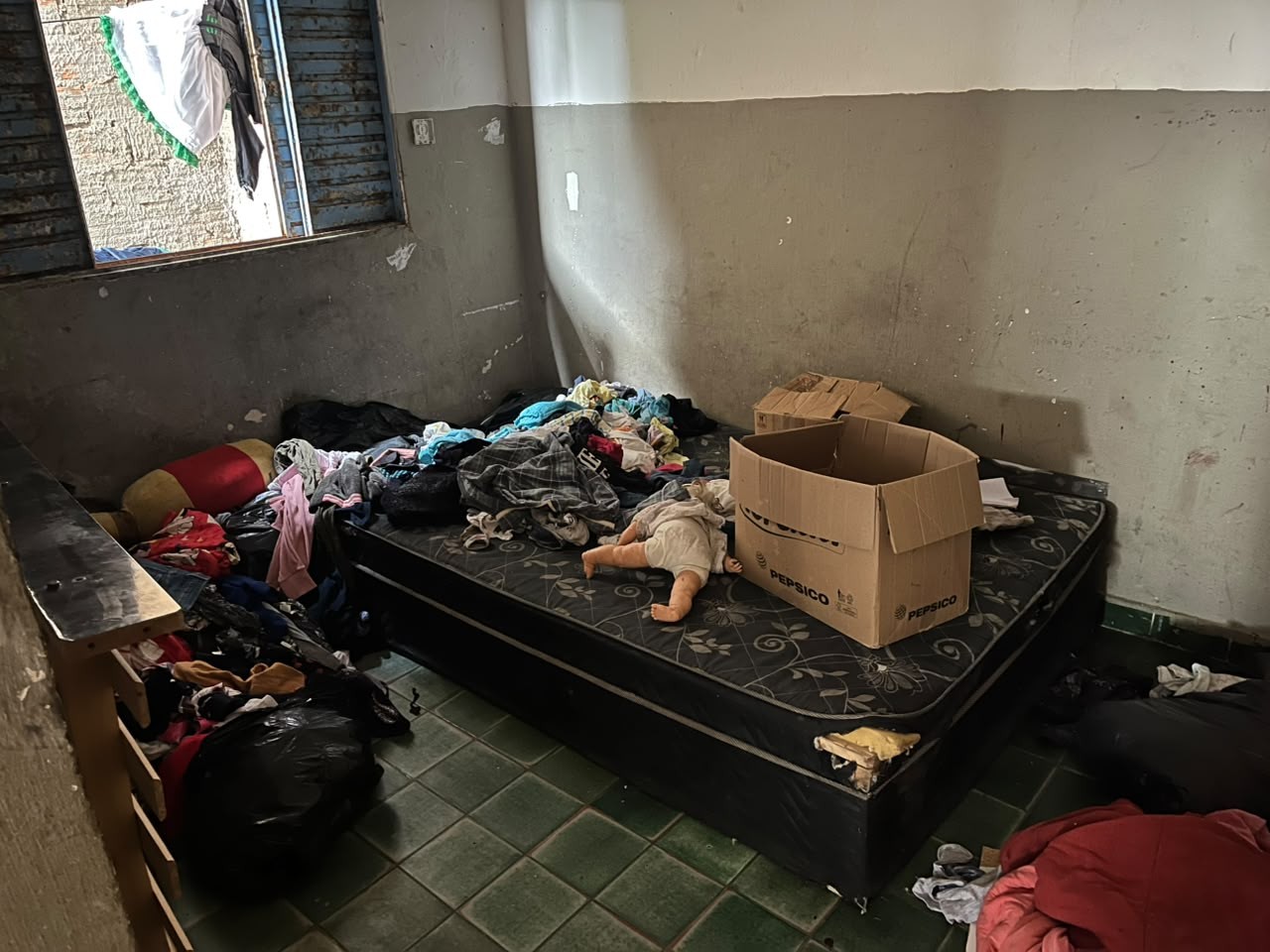 Casa com móveis danificados após ocorrência em Salto de Pirapora