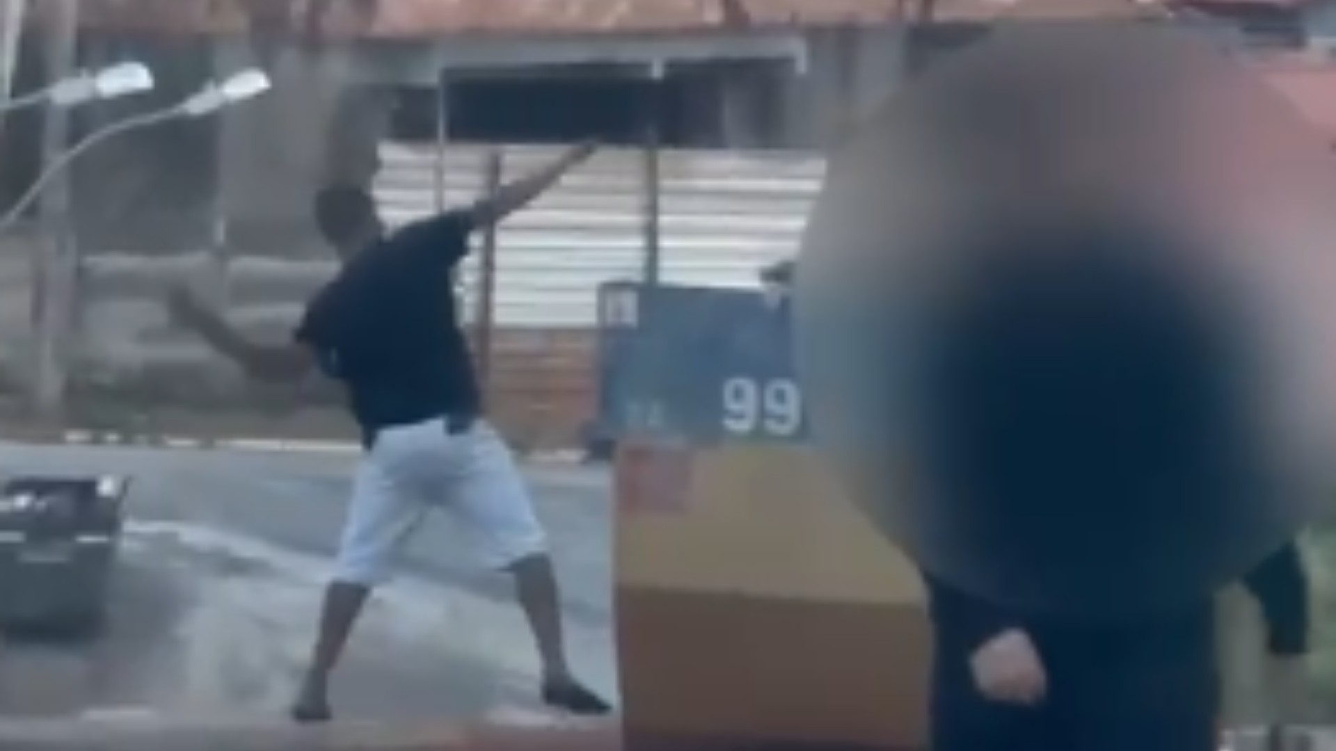 Homem próximo a igreja em Carmo do Paranaíba